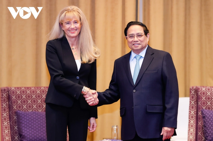 Cũng trong sáng 17/1, Thủ tướng Phạm Minh Chính tiếp bà Malgorzata Adamkiewicz - Chủ tịch Tập đoàn Adamed, Tập đoàn dược phẩm - công nghệ sinh học hàng đầu của Ba Lan. Thủ tướng Phạm Minh Chính đề nghị Tập đoàn Adamed mở rộng đầu tư, chuyển giao công nghệ cho Việt Nam và cho biết Chính phủ Việt Nam sẽ tạo điều kiện tốt nhất, tháo gỡ vướng mắc nếu có để tập đoàn phát triển thuận lợi, hiệu quả tại Việt Nam.