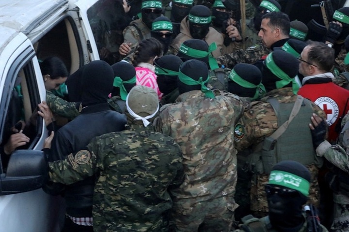 Khoảnh khắc Hamas trả con tin thông qua Ủy ban Chữ thập đỏ quốc tế. (Ảnh: Reuters)