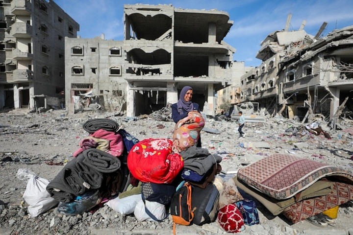 Một người phụ nữ quay lại nhà cũ ở Gaza. (Ảnh: Reuters)