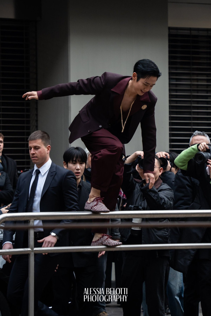 Jung Hae In gây tranh cãi với màn "nhảy rào" tại sự kiện thời trang.