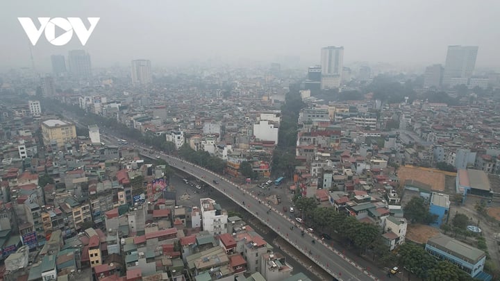 Hơn 8h hôm nay 19/1, tại nút giao Trần Khát Chân-Lò Đúc trời mờ mịt, chỉ số ô nhiễm có hại cho sức khỏe nằm trong top đầu xếp hạng ô nhiễm.