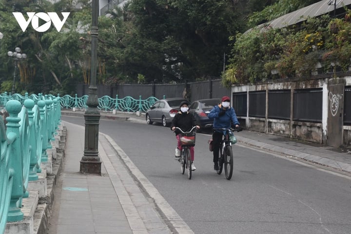 Lượng người đạp xe thể dục quanh Hồ Tây giảm hẳn trong những ngày không khí mờ mịt.