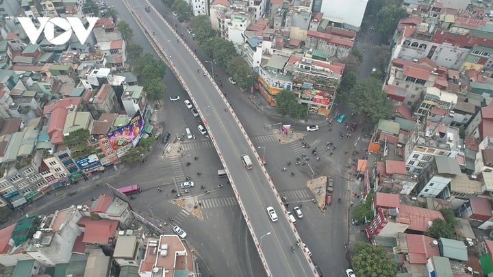 Ghi nhận của phóng viên tại một số điểm ở Hà Nội, chỉ số ô nhiễm ở mức tím như ngã tư Lò Đúc, Minh Khai (quận Hai Bà Trưng), Hồ Tây (quận Tây Hồ)...