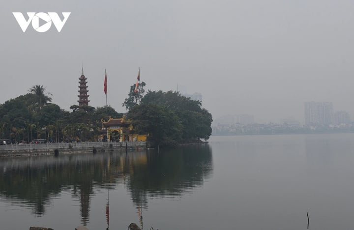 Lãnh đạo thành phố yêu cầu rà soát, bổ sung các cơ chế, chính sách về quản lý ô nhiễm môi trường không khí. Xây dựng quy chế phối hợp, biện pháp quản lý chất lượng môi trường không khí liên tỉnh, liên vùng. Hoàn thiện và vận hành ổn định hệ thống quan trắc môi trường không khí xung quanh tự động, liên tục. Kiểm kê phát thải nhằm xác định nguồn phát thải và đối tượng phát thải chính, xây dựng cơ sở dữ liệu chung về môi trường, đồng thời chia sẻ thông tin, dữ liệu phục vụ công tác quản lý phối hợp liên ngành.