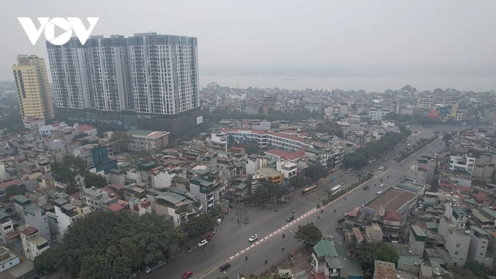 Đường Trần Khát Chân hướng ra Nguyễn Khoái dù là ngày Chủ nhật, dòng phương tiện không đông nhưng độ ẩm cao thiếu ánh sáng hình thành sương mù và không khí ô nhiễm.