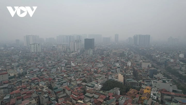 Khu vực Minh Khai các tòa nhà cao tầng bị bao phủ bởi lớp sương mù dày.