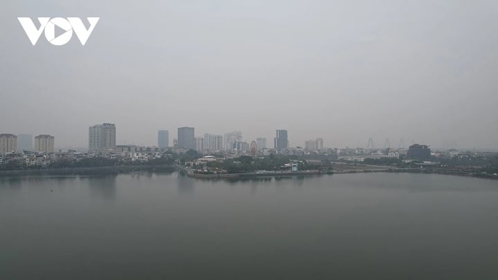Tại khu vực quanh Hồ Tây sương mù cũng bao phủ dày đặc, chỉ số ô nhiễm cũng ở mức cao.