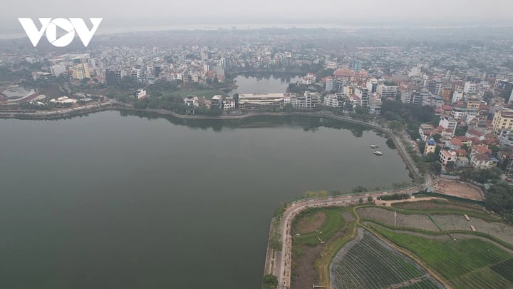 Vào thời điểm sáng sớm không có gió nên khả năng phát tán các chất ô nhiễm thấp.