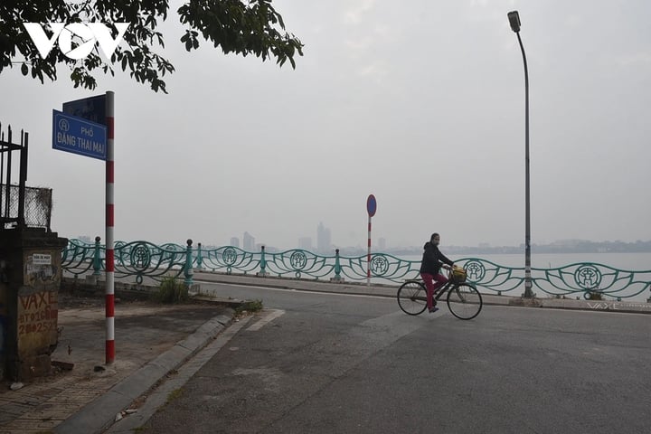 Trời mờ mịt khiến người dân ra đường đeo khẩu trang kín mít để bảo vệ sức khỏe.