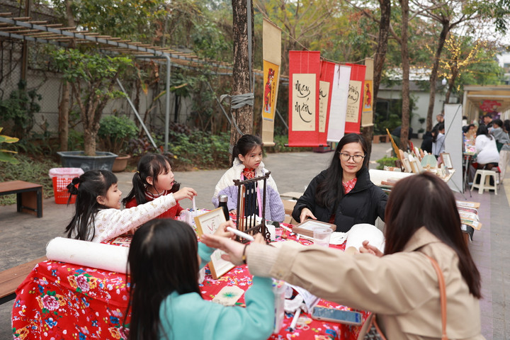 Bên cạnh sự kiện hội chợ xuân, những ngày qua trong nhiều môn học và hoạt động giáo dục, học sinh Olympia cũng được tìm hiểu và trải nghiệm văn hóa ngày Tết như: vẽ tranh và làm thơ về Tết trong môn Mỹ thuật và Tiếng Việt/Ngữ văn; học từ vựng, cấu trúc câu, đọc bài đọc về Tết tại Việt Nam; lên kế hoạch cho những ngày nghỉ Tết hay sử dụng kiến thức Toán và quản lý tài chính để lên phương án chi tiêu hợp lý…