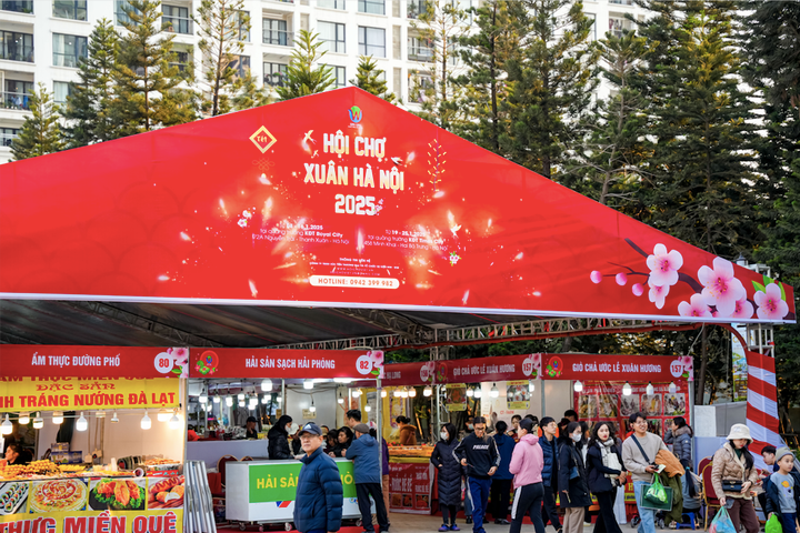 Các phiên chợ đặc sản chất lượng cao OCOP thu hút đông khách mua sắm.