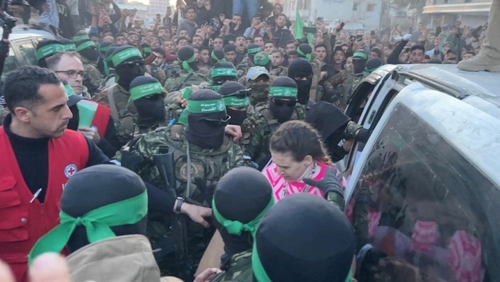 Khoảnh khắc Hamas trả con tin thông qua Ủy ban Chữ thập đỏ quốc tế (Ảnh: Reuters)