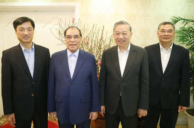 Tổng Bí thư Tô Lâm thăm, chúc Tết nguyên Tổng Bí thư Nông Đức Mạnh. (Ảnh: Thống Nhất/TTXVN)