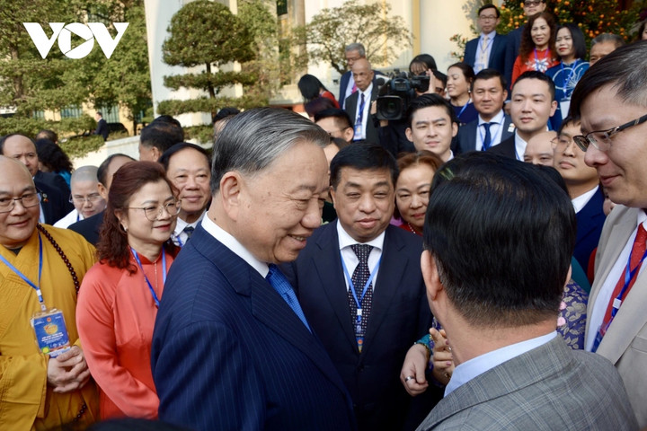 Tổng Bí thư Tô Lâm nói chuyện thân mật với các kiều bào.