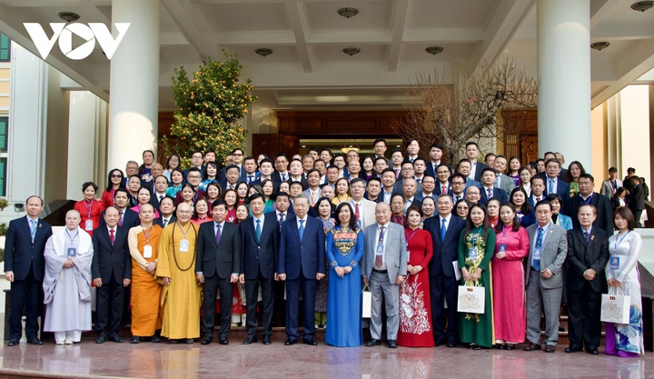 Tổng Bí thư Tô Lâm chụp ảnh lưu niệm với các kiều bào.