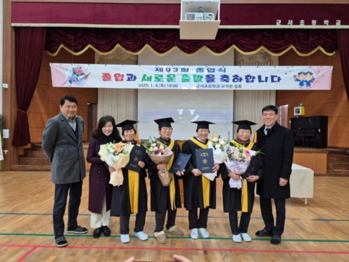 Các cụ (từ trái sang): Kim Soon-deok, Jang Hwa-nyeo, Park Hyang-im, Lee Sun-sook, chụp ảnh kỷ niệm trong lễ tốt nghiệp tại trường tiểu học Goonseo, huyện Yeonggwang, tỉnh Nam Jeolla. (Ảnh: Trường Tiểu học Goonseo).