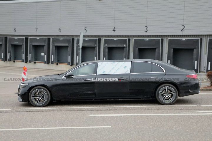 Trục cơ sở của xe được kéo dài tới hơn 1m, trang bị thêm hàng ghế thứ 3 và 2 cửa hông mới. (Ảnh: Carscoops)