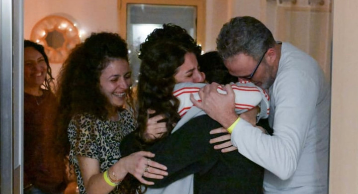 Con tin người Israel (thứ hai từ phải sang) về nhà trong sự chào đón của gia đình. (Ảnh: Văn phòng Báo chí Chính phủ Israel)