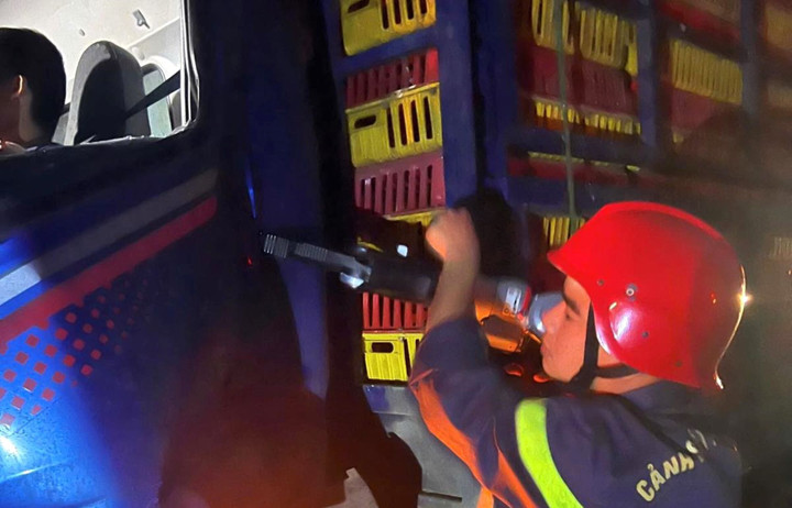 Lực lượng cứu nạn đục phá cửa xe giải cứu tài xế.