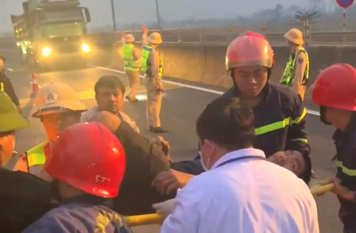 Tài xế được đưa ra khỏi ca bin xe tải.