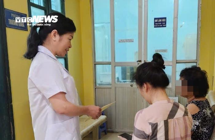 Bác sĩ Thu thăm hỏi sức khoẻ của bệnh nhân đến khám. (Ảnh: N.Loan)