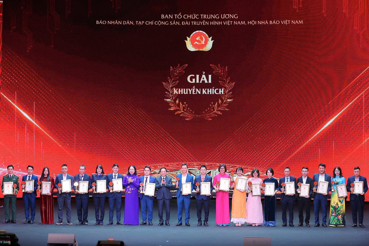 Đại diện các nhóm tác giả nhận giải Khuyến khích Giải Búa liềm vàng năm 2024.