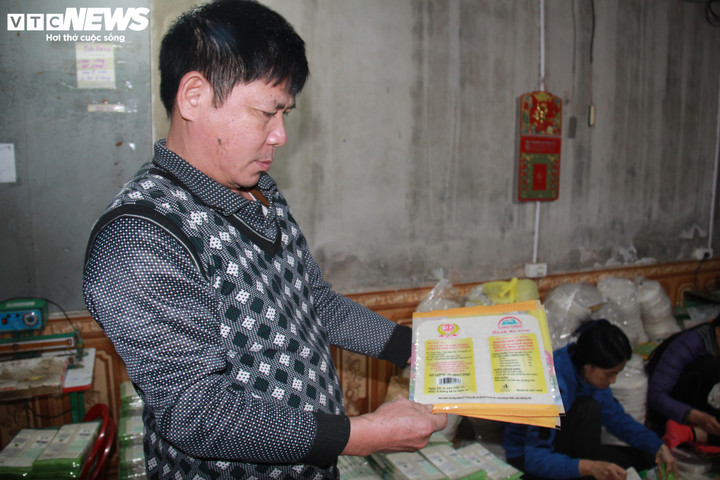 Ông Trần Văn Tường, chủ cơ sở sản xuất bánh đa nem Chúc Tường, Chủ tịch Hiệp hội Bánh đa nem làng Chều kiểm tra sản phẩm trước khi xuất cho khách hàng.