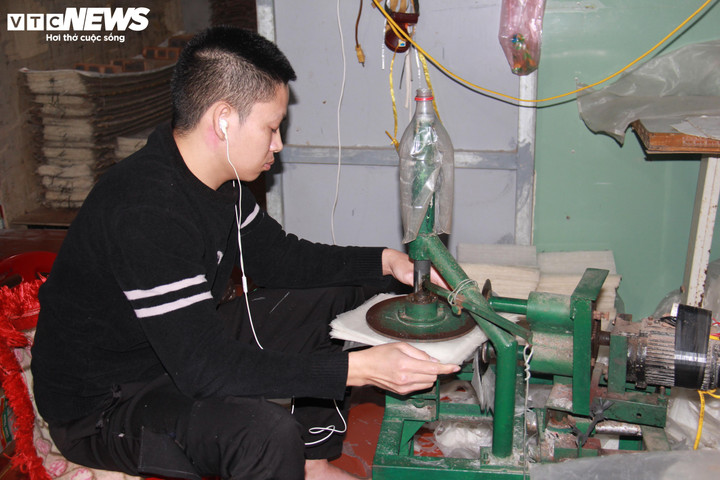 Công đoạn cắt bánh để loại bỏ những phần thừa.