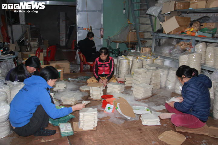 Người lao động làng Chều đang sơ chế, đóng gói bánh đa nem.