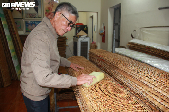 Dù tuổi đã cao nhưng do thành thạo với nghề nên đôi bàn tay ông Trần Văn Sơn vẫn thoăn thoắt quét mỡ để chuẩn bị tráng bánh.