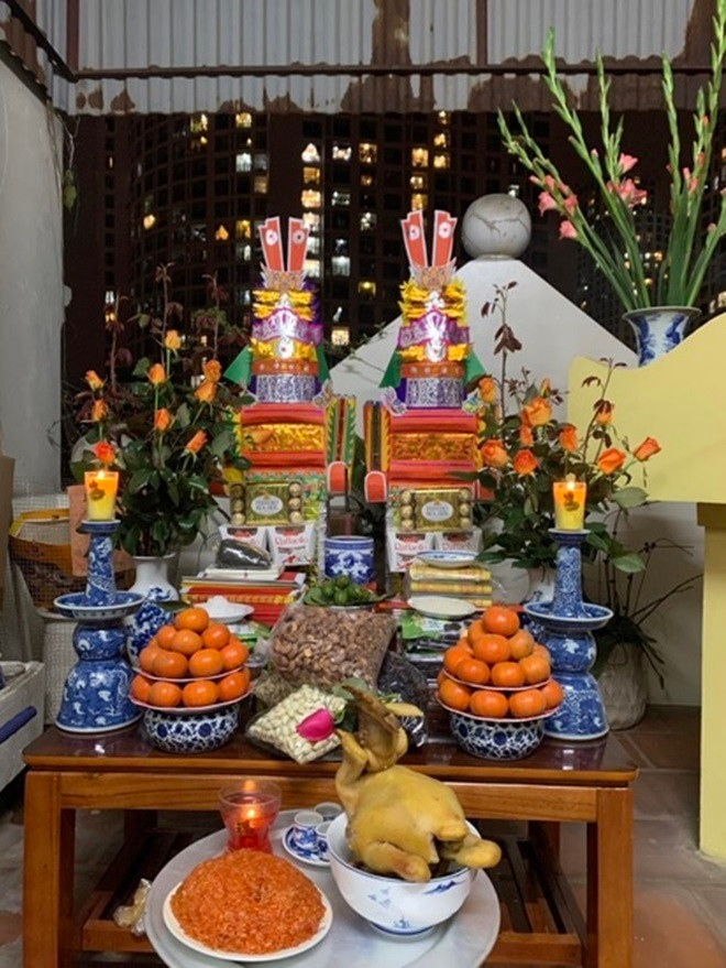 Mâm lễ cúng giao thừa ngoài trời (Ảnh: Tùng Đỗ)