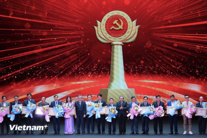 Ban Tổ chức Trung Ương tặng bằng khen, vinh danh 15 tập thể xuất sắc tiêu biểu.