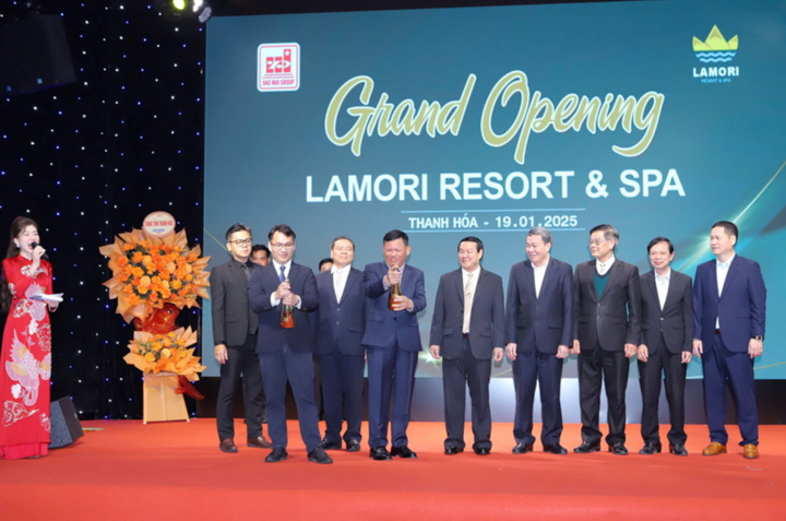 Các đại biểu thực hiện nghi thức khai trương, vận hành LAMORI Resort & Spa.