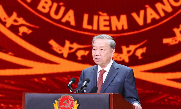 Tổng Bí thư Tô Lâm chúc mừng các tác giả, nhóm tác giả và các cơ quan báo chí có tác phẩm đạt giải. (Ảnh: Thống Nhất/TTXVN)