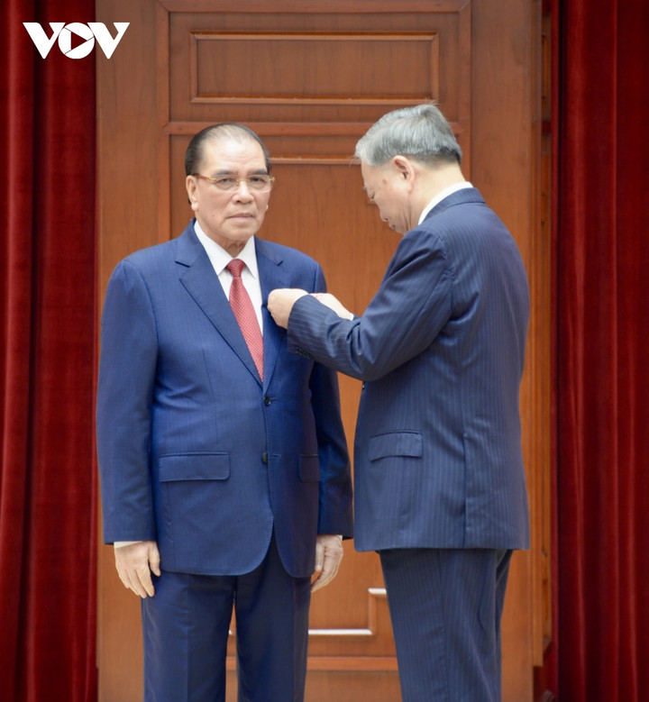 Tổng Bí thư Tô Lâm trao Huân chương Sao vàng tặng nguyên Tổng Bí thư Nông Đức Mạnh.