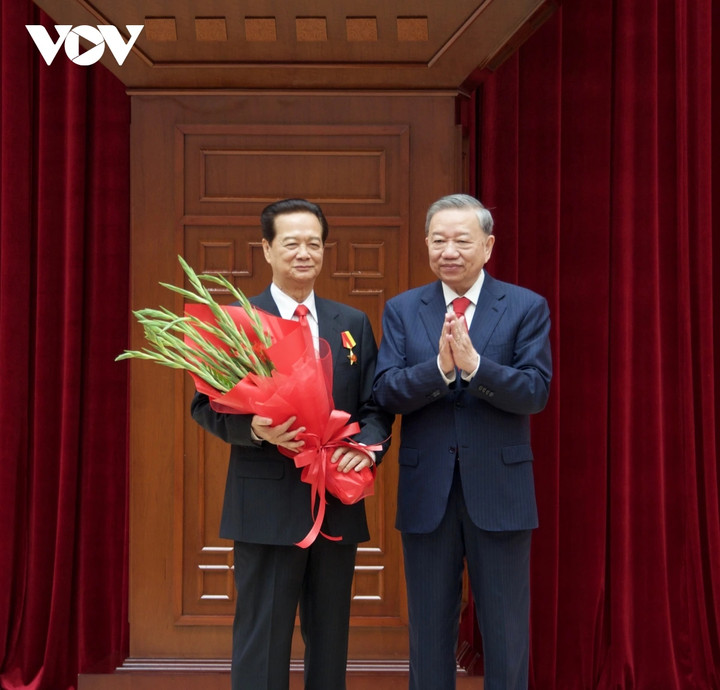 Tổng Bí thư Tô Lâm trao Huân chương Sao vàng tặng nguyên Thủ tướng Nguyễn Tấn Dũng.