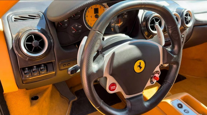 Nội thất trong xe bọc da màu nâu rám nắng tinh tế với logo Ferrari và bảng điều khiển bằng sợi carbon có gắn biển số DJT-NYC đặc biệt. (Ảnh: Carscoops)