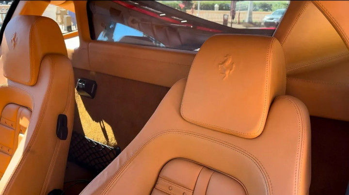 Chiếc Ferrari F430 đi kèm với các phụ kiện mang thương hiệu Ferrari nguyên bản, bao gồm tấm phủ xe, tấm phủ ghế. (Ảnh: Carscoops)