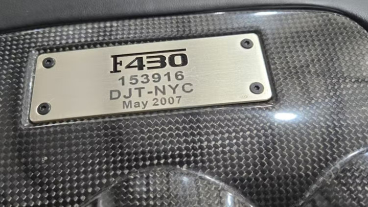 Huy hiệu "DJT - NYC" (Donald J. Trump - New York City) và thời điểm mua xe (tháng 5/2007) đặt ở phần khoang động cơ. (Ảnh: Hotcars)