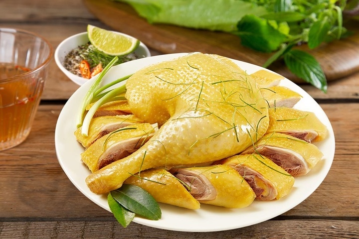 Luộc đúng cách giúp gà chín đều. (Ảnh: Meatdeli)