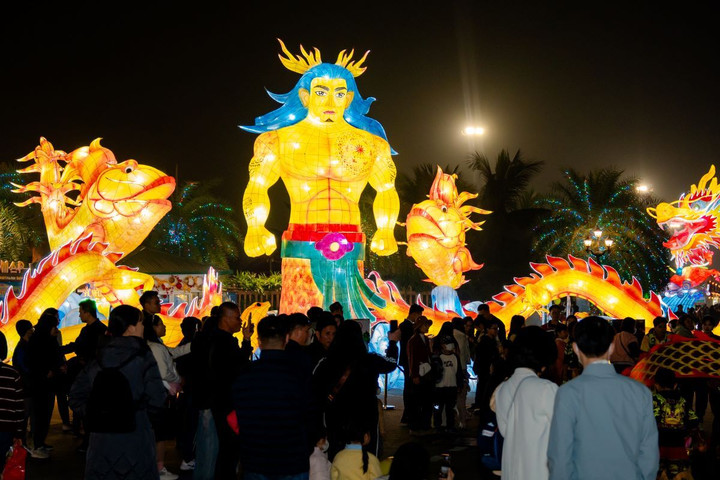 Lễ hội đèn lồng mang đến không gian thưởng lãm đèn lồng độc đáo cho các gia đình, bạn trẻ.