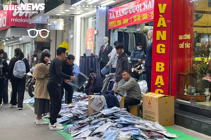 Bắt 'trend' túi mù, giảm giá sâu để xả hàng thời trang trước khi nghỉ Tết - 11