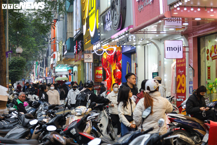 Ngay khi người dân bắt đầu kỳ nghỉ Tết Nguyên đán Ất Tỵ (từ hôm nay 25/1, tức 26 Tết), các tuyến phố thời trang ở Hà Nội như Chùa Bộc, Nguyễn Trãi, Cầu Giấy...lập tức đông kín khách đổ xô đến mua sắm quần áo, giày dép. Trước đó, những nơi này chỉ đông vào buổi tối hoặc dịp cuối tuần nhưng nay đã tắc từ ban ngày.