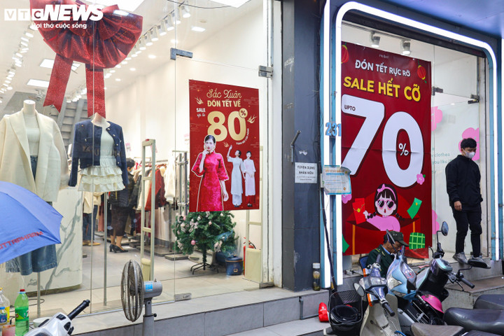 Bắt 'trend' túi mù, giảm giá sâu để xả hàng thời trang trước khi nghỉ Tết - 9