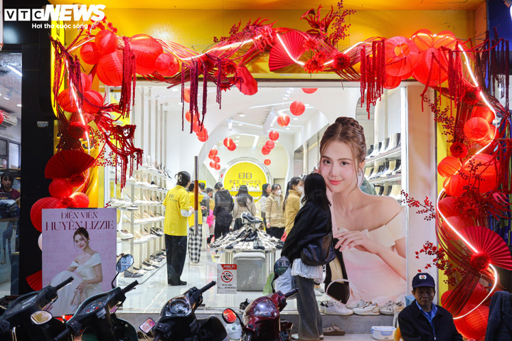 Nhiều cửa hàng trang hoàng lộng lẫy, thu hút khách mua sắm trong những ngày cận Tết. "Khách hàng ngay từ trước Tết 2 tuần đã đến mua sắm rất đông, vì các bạn trẻ là học sinh, sinh viên mua chuẩn bị về quê", một nhân viên cho biết.