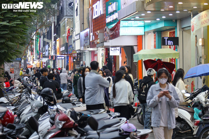 Dọc tuyến phố Chùa Bộc, đâu đâu cũng thấy cảnh tấp nập mua sắm, khách hàng đứng kín vỉa hè.