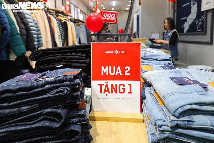 Trong khi đó, cửa hàng này đã bắt đầu chạy chương trình khuyến mại Tết từ hơn 1 tuần trước và đã thu hút được rất nhiều bạn trẻ đến mua sắm trước kỳ nghỉ.