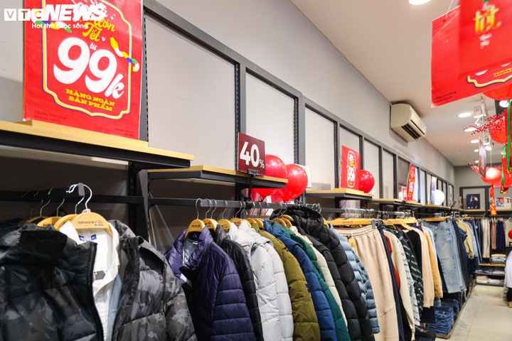 Bắt 'trend' túi mù, giảm giá sâu để xả hàng thời trang trước khi nghỉ Tết - 6