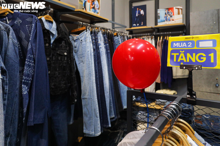 Bắt 'trend' túi mù, giảm giá sâu để xả hàng thời trang trước khi nghỉ Tết - 7