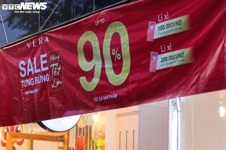 Bắt 'trend' túi mù, giảm giá sâu để xả hàng thời trang trước khi nghỉ Tết - 10